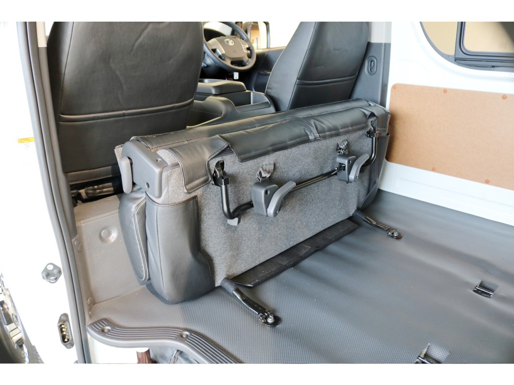 セカンドシートは折りたたみ可能で広い荷室を展開致します！