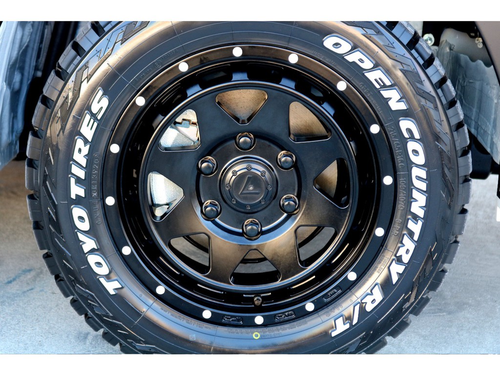 足元にはレオウィングＸＲ１６インチアルミにＴＯＹＯ オープンカントリーＲ/Ｔタイヤをチョイス！！
