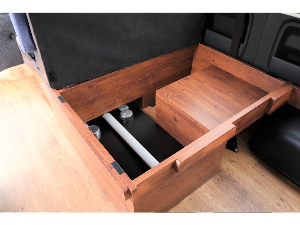 シートＢＯＸにはテーブルやマットの収納が可能！
