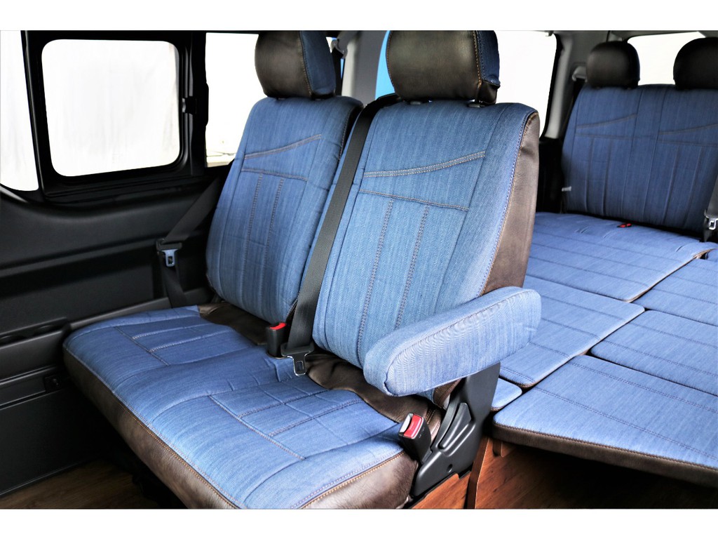 後席シートもデニム調シートカバーが装着されており、車内がカジュアルな印象となっております！！