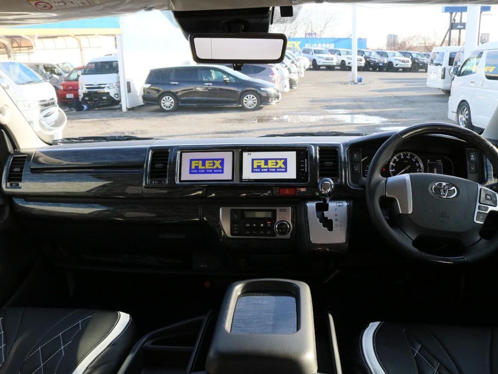 黒木目調インテリアで上質な室内空間を演出♪