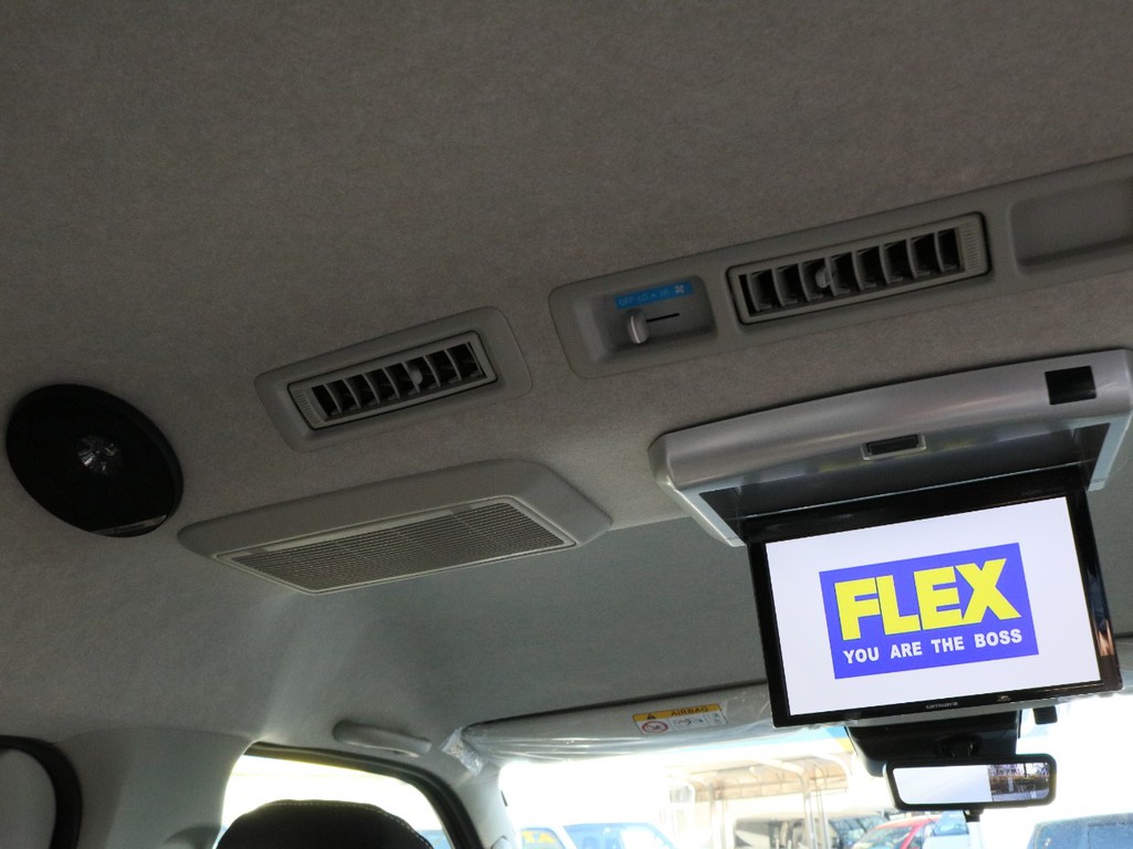 フリップダウンモニター＆ルーフスピーカーで後席も充実したドライブを楽しめます♪