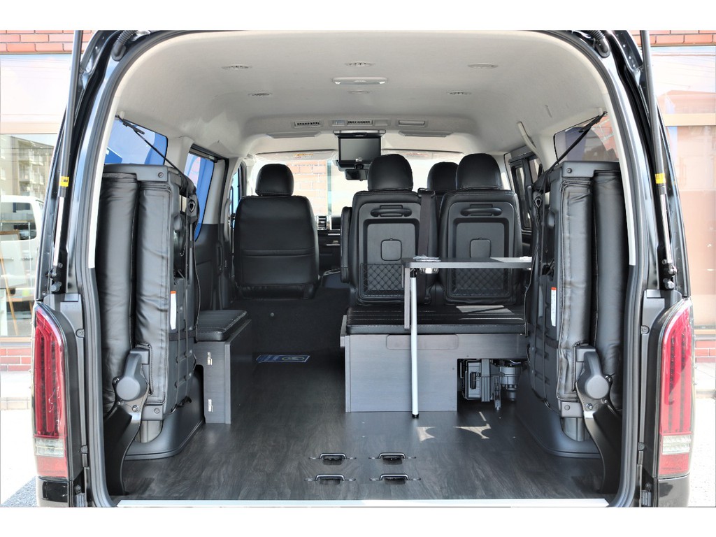 リアスペースにはお荷物収納スペースが大きく確保されております☆