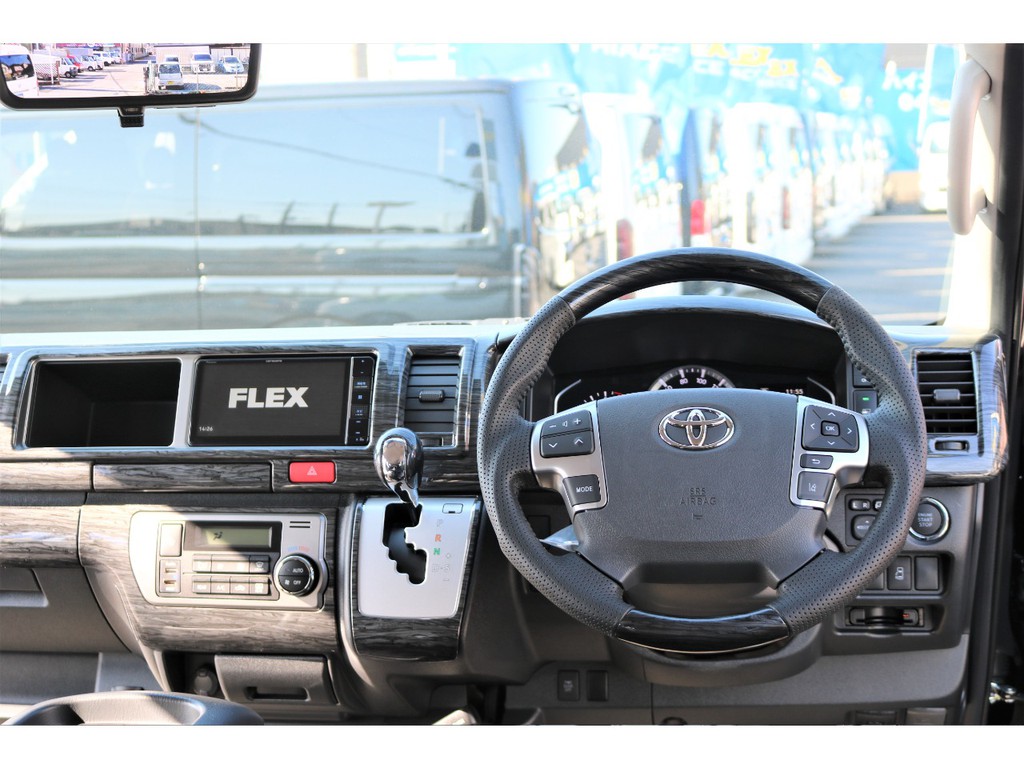 インテリアコンビステアリング＆シフトノブ付き！定番カスタムもしっかりと装備してます☆