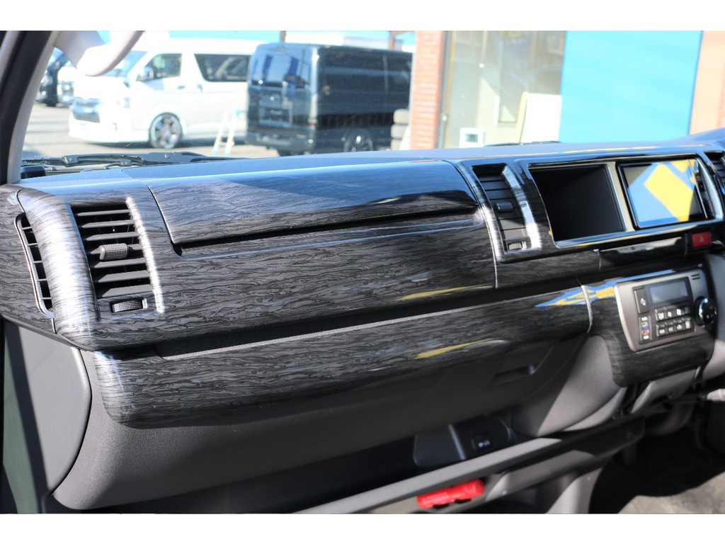 インテリアパネルは黒木目をチョイス！内装も引き締まりカッコイイ☆