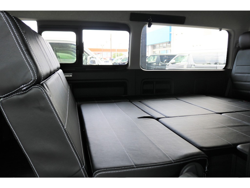 ２列目を後ろ向きにすることも可能でございます。停車時に室内で向かいあって過ごして頂く事が可能です！