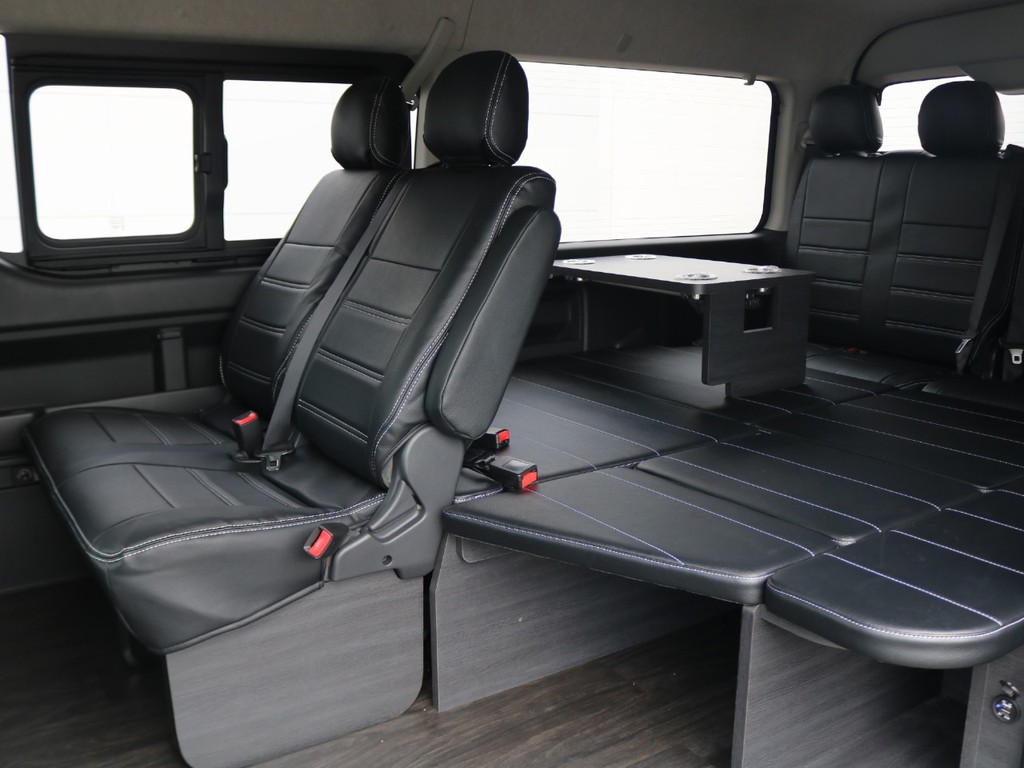 出先の休憩にも最適なテーブル付き！