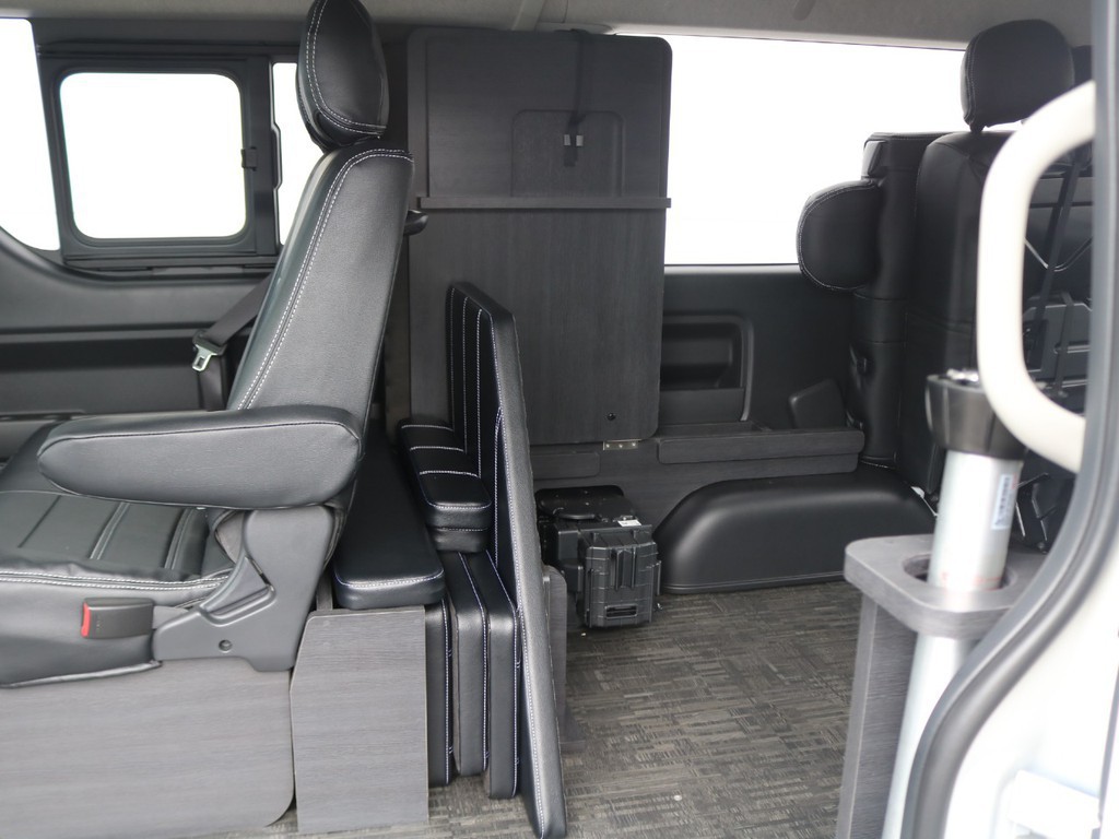 車内各所に収納スペースを設けております★