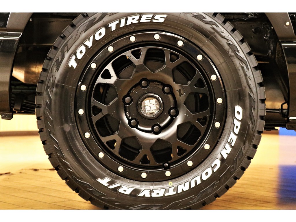 エクストリームJ　XJ04　16インチアルミホイール×TOYO　オープンカントリーR/T　ホワイトレタータイヤ装着！