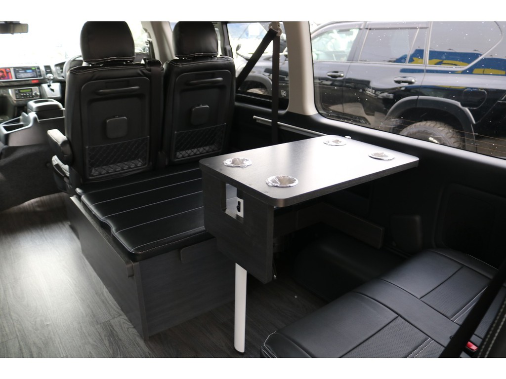 テーブルも完備で、アウトドアシーンでも使い勝手良いですね！