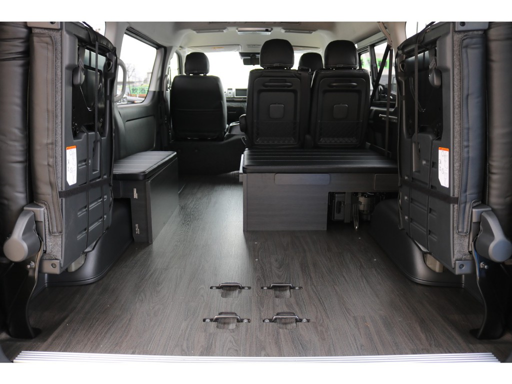 ４列目を跳ね上げればラゲッジスペースとしても、広々ご利用いただけます！