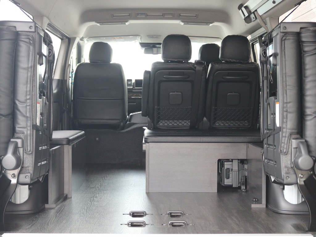 4列目を跳ね上げることで更にラゲッジスペースの確保が可能です！