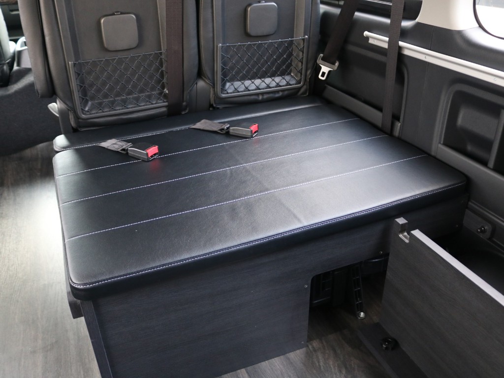 8名前向き/2名後ろ向きのご乗車となります。