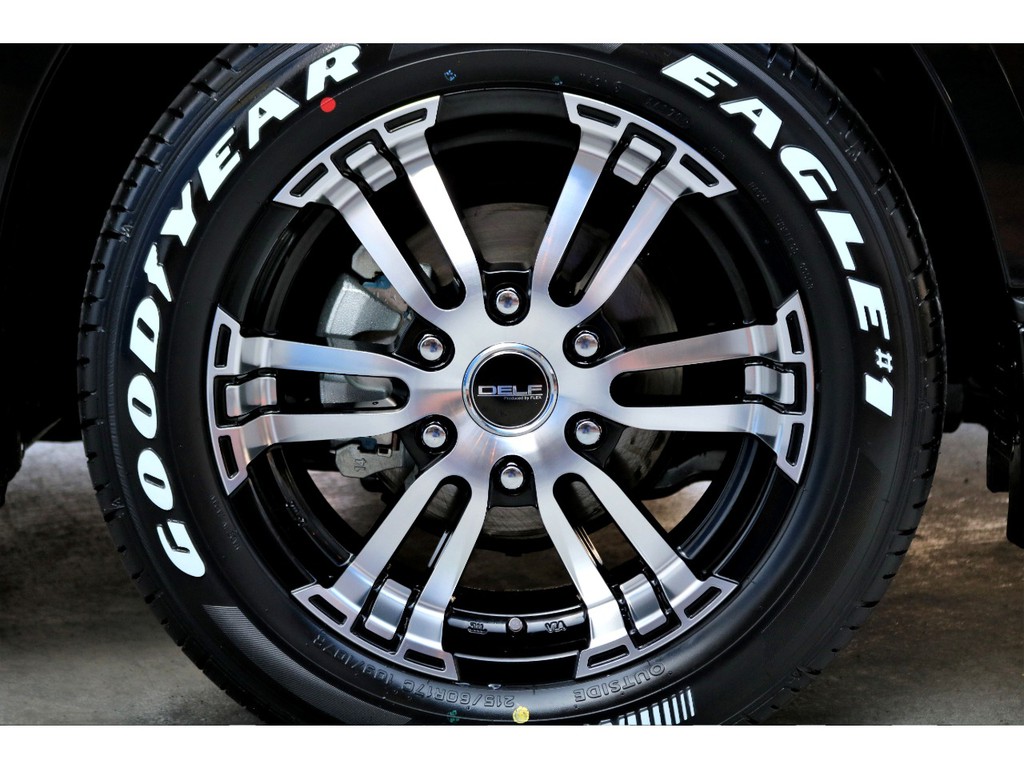 足元にはＦＬＥＸオリジナル ＤＥＬＦ０２ １７インチアルミにナスカー ホワイトレタータイヤをチョイス！！