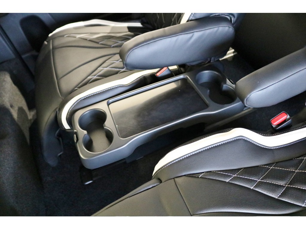 収納型ドリンクホルダーも付いてさらにさらに便利性アップ！