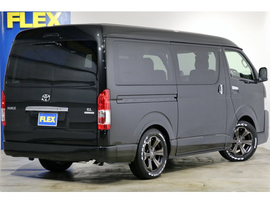 迫力あるリアビュー！ボディカラーは人気のブラックマイカです！