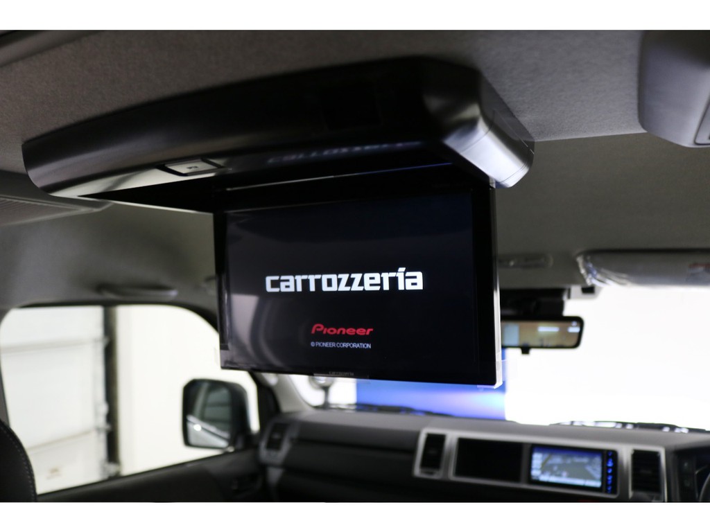 お子様にも嬉しいカロッツェリア製フリップダウンモニターも搭載！