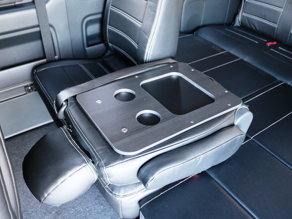 ３列目シート片側にはｚｅｒｏ　ＷＡＧＯＮ－ｔａｂｌｅを装着済み♪シート背面をテーブルとしてお使い頂くことが可能です！