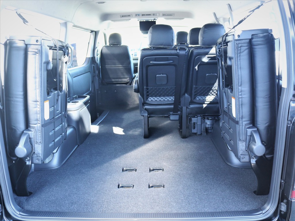 ４列目シートを跳ね上げれば収納スペース広々御座います！