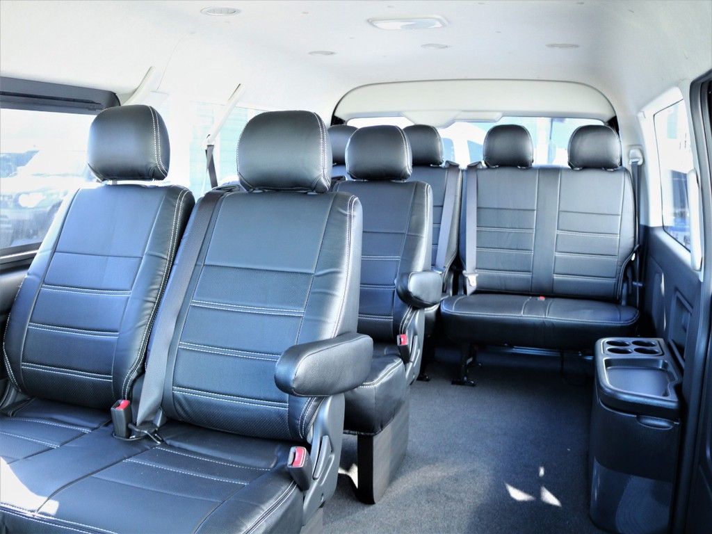 室内広々１０人乗り！全席シートカバー付き！