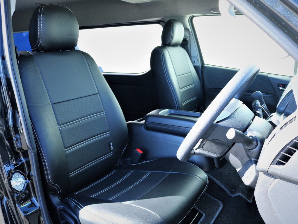 運転席シート、黒革調シートカバー付き！
