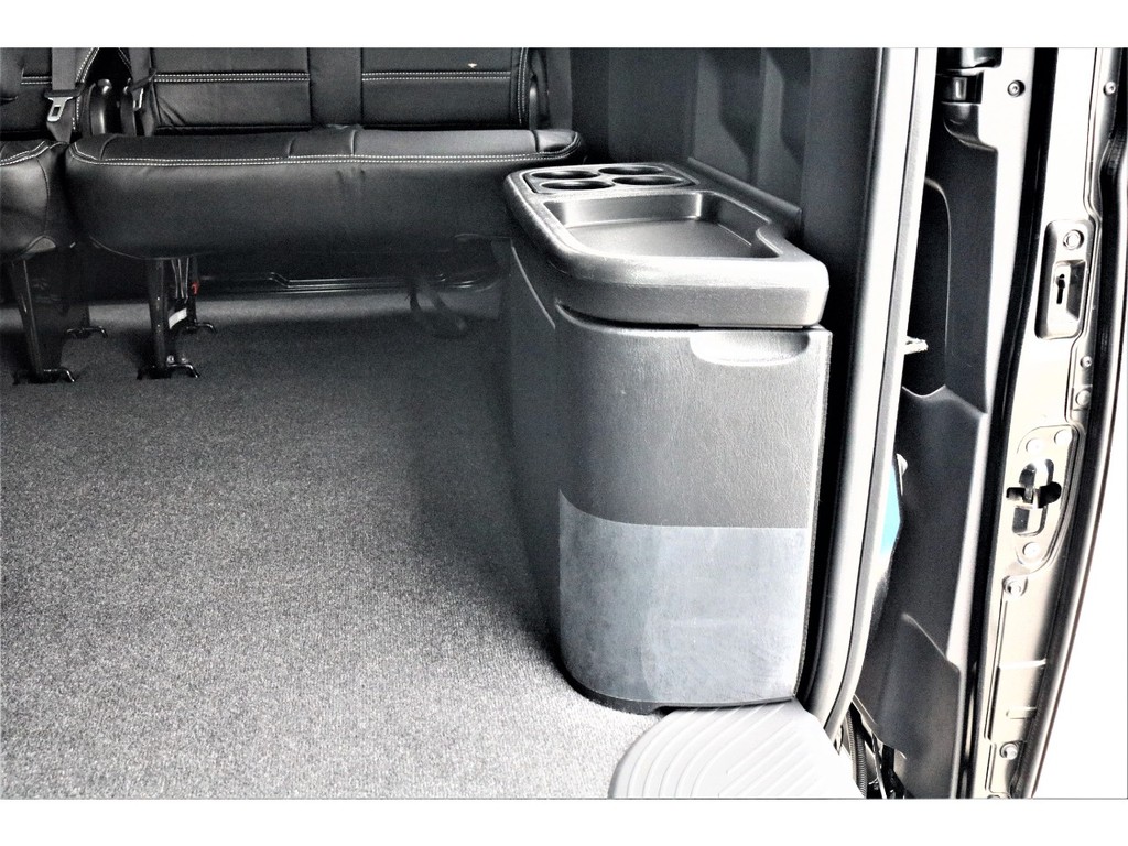 純正コンソールＢＯＸも標準装備（ドリンクホルダーとしても使えます）