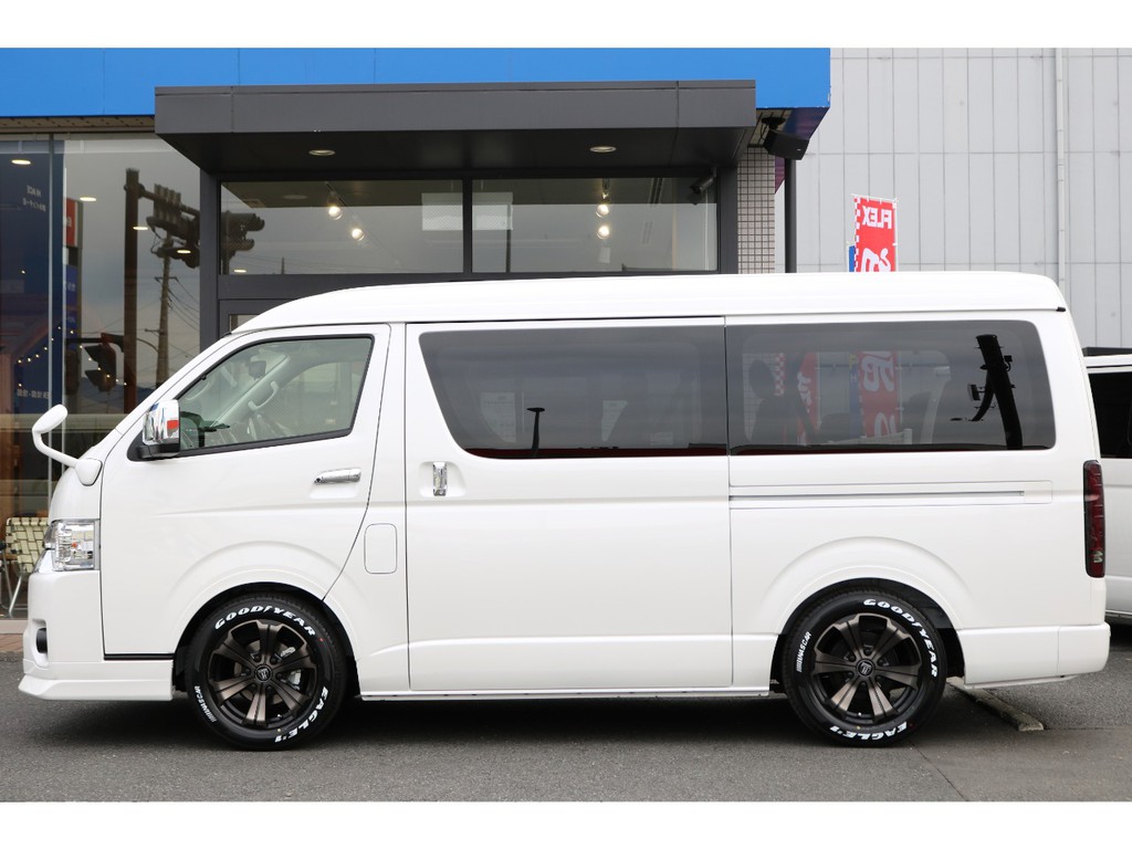 左側はメーカーオプションの電動パワースライドドアを装備！