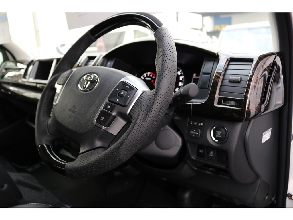 マホガニー調のインテリアパネルセットを装備！