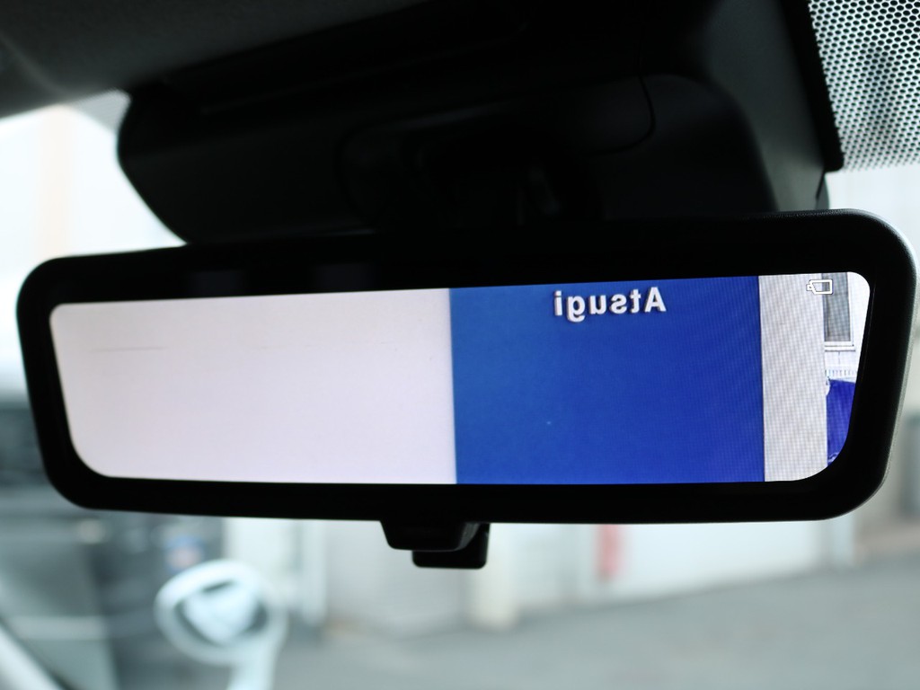 メーカーオプションのデジタルインナーミラーを装備