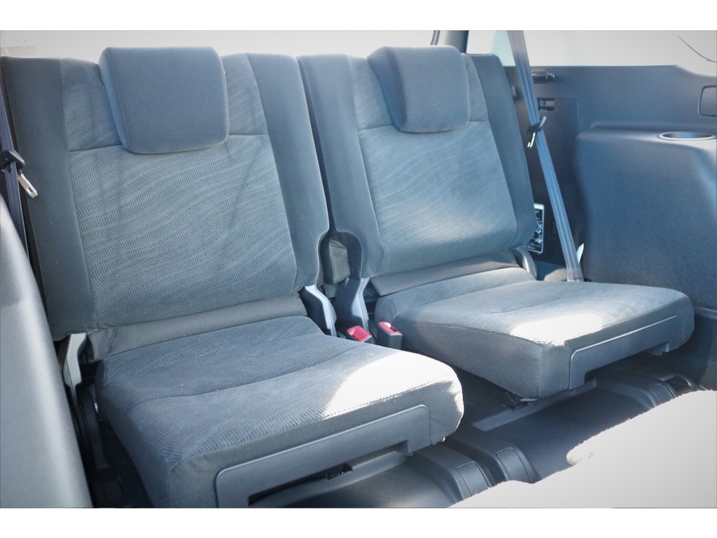 ７人乗りなのでサードシート付きです★フロアに収納式なので、使用しない場合も荷室の容量をさほど取らずに格納できます♪