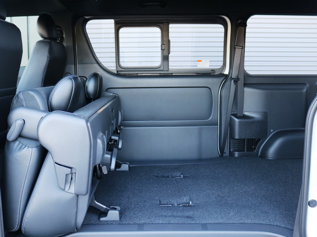 シートは跳ね上げ収納・折りたたみ展開が可能です！