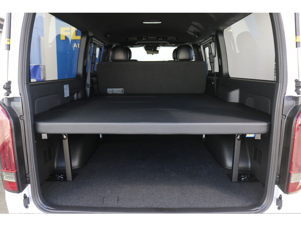 リアの荷室空間にはフレックスオリジナルベットキットを装着！