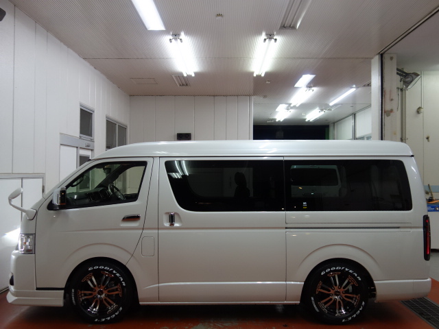 新車ハイエースＶダークプライムⅡワイドスーパーＧＬ２８００ディーゼルターボナビパッケージ入庫致しました！！