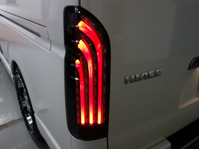 新車ハイエースＶダークプライムⅡワイドスーパーＧＬ２８００ディーゼルターボナビパッケージ入庫致しました！！