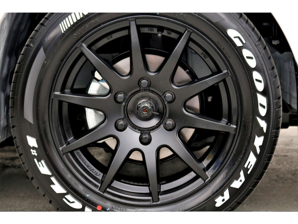 足元にはフェニーチェＸＣ１０ １７インチアルミにナスカー ホワイトレタータイヤをチョイス！！