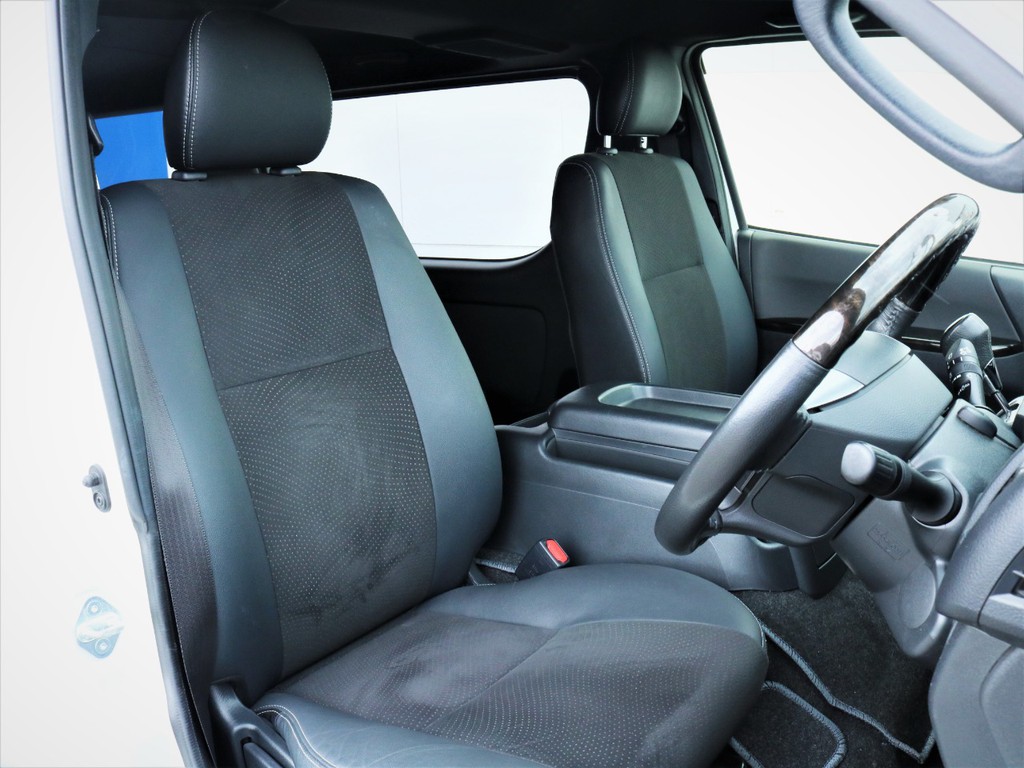 運転席シート、専用ハーフレザーシート！