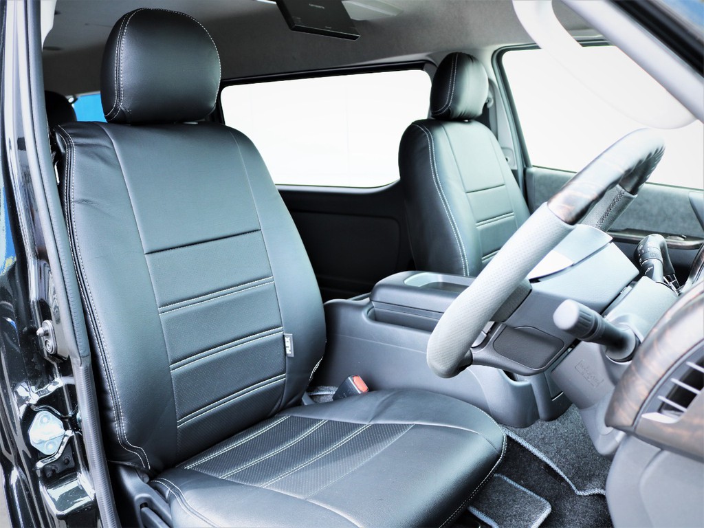 運転席シート、黒革調シートカバー付き！