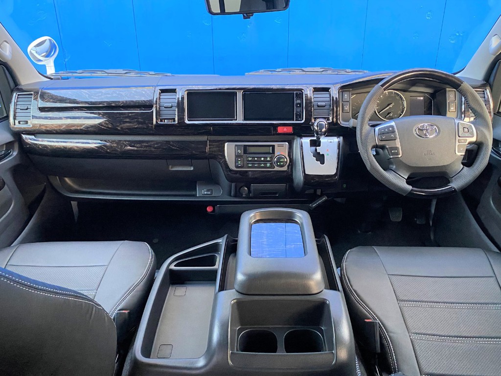 マホガニー黒木目インテリア＆ブラックレザー調シートカバーで高級感を演出！！