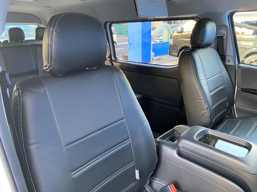 ブラックレザー調シートカバーで高級感を演出！！