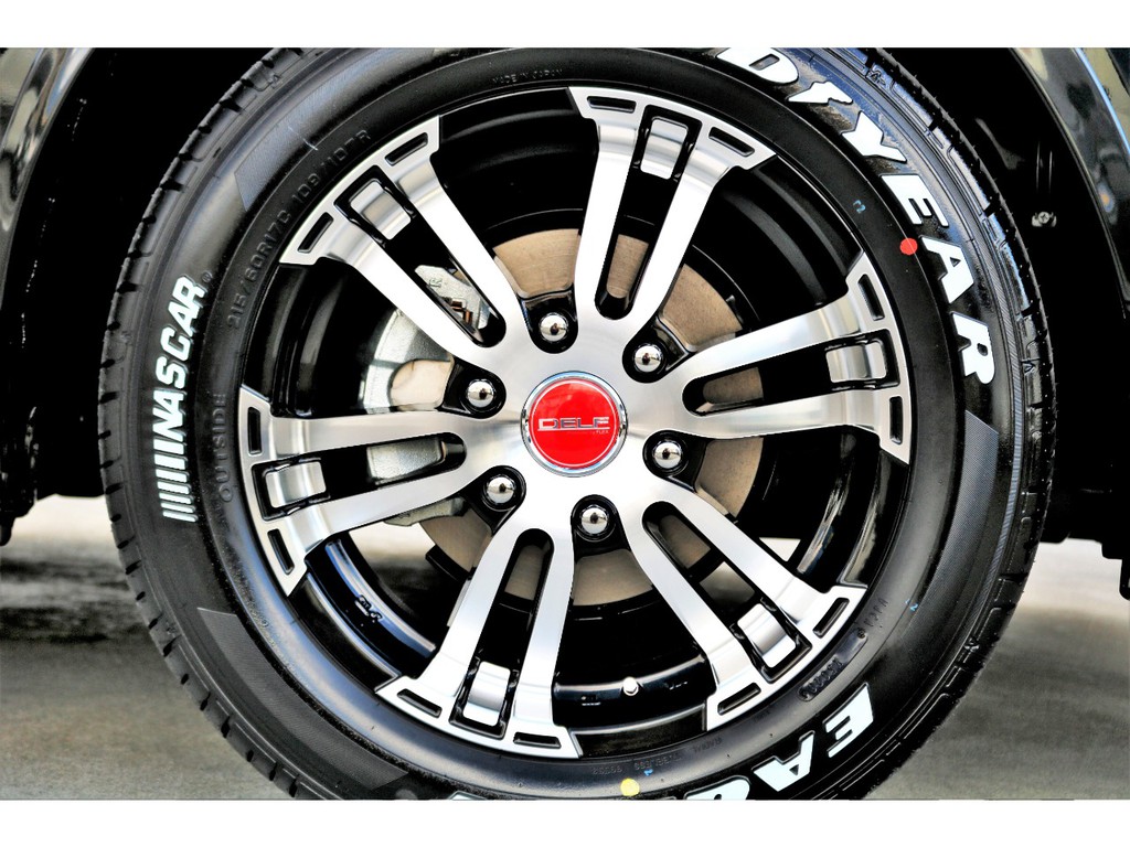 足元にはＦＬＥＸ ＤＥＬＦ０２ １７インチアルミにナスカー ホワイトレタータイヤをチョイス！！