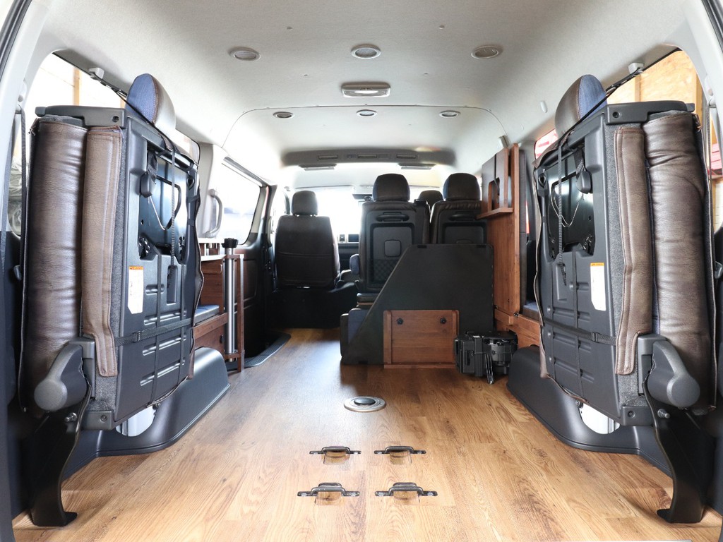 両側跳ね上げることでハイエースのスペースを思う存分利用できます！