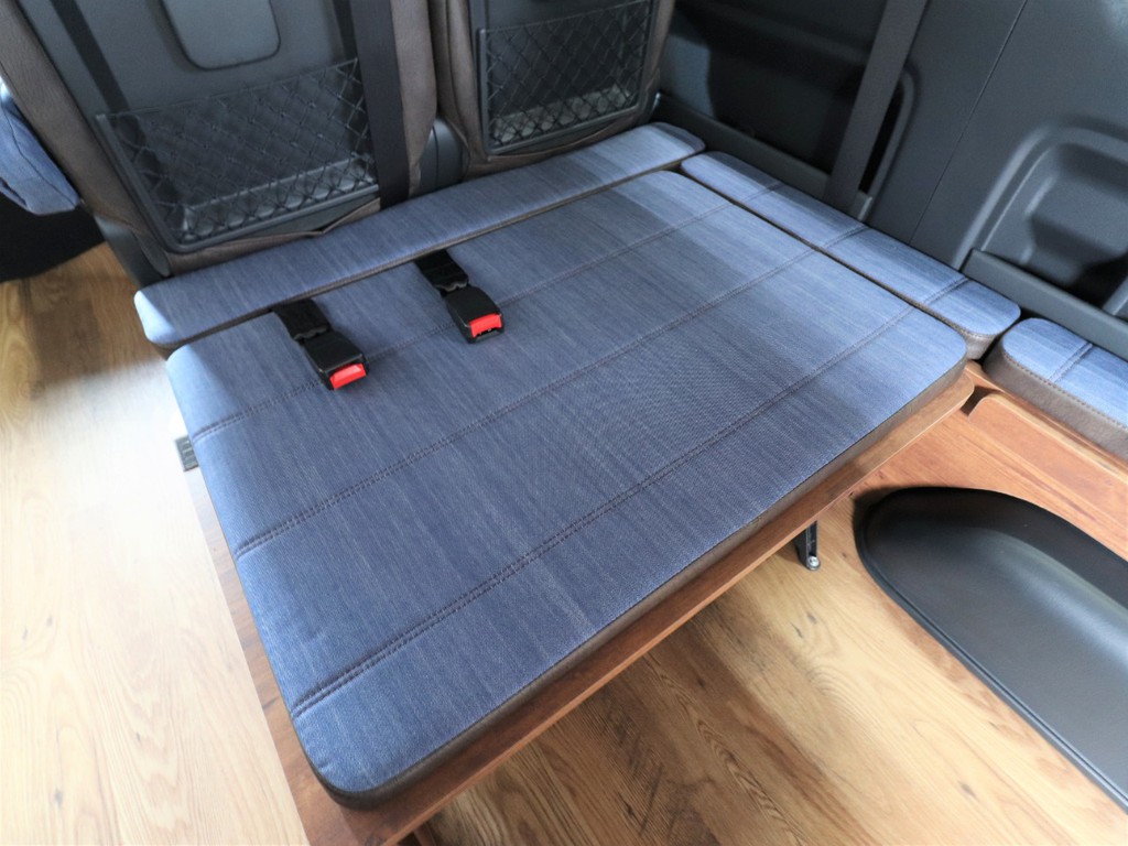 2名後ろ向き乗車！