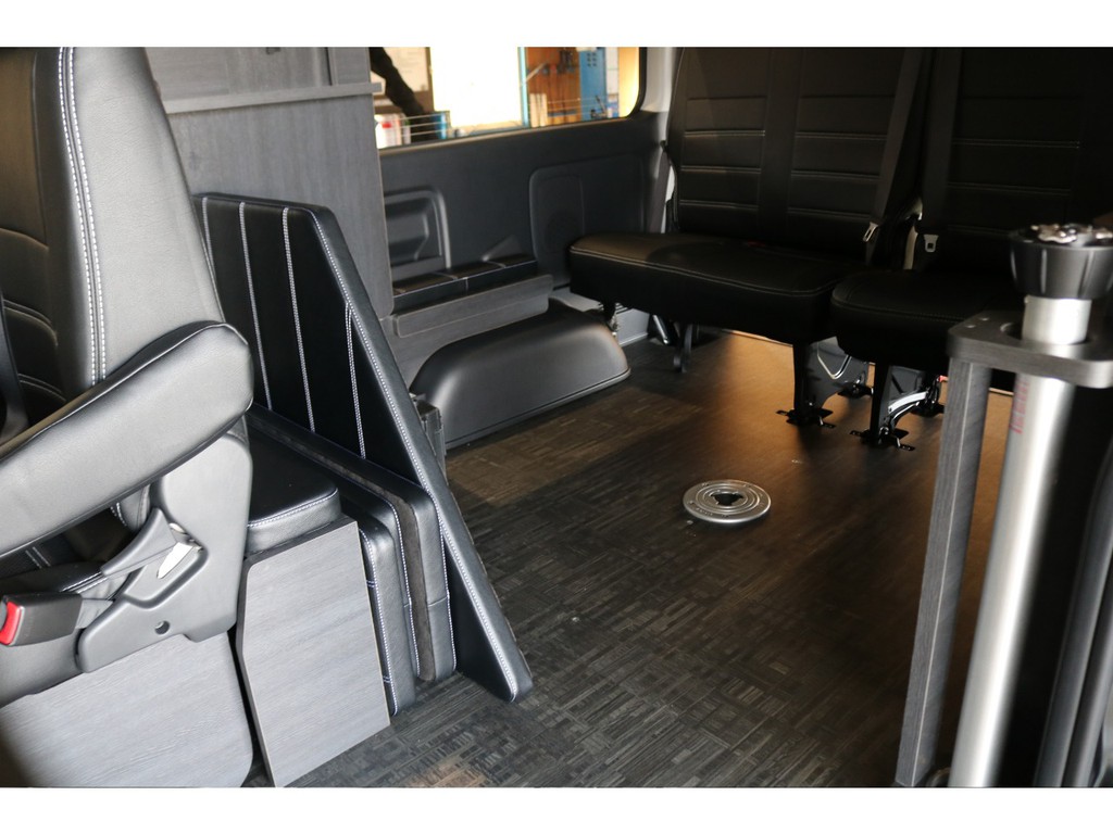 フローリング施工にベットマット、センターテーブル、家具は全て収納可能で御座います！