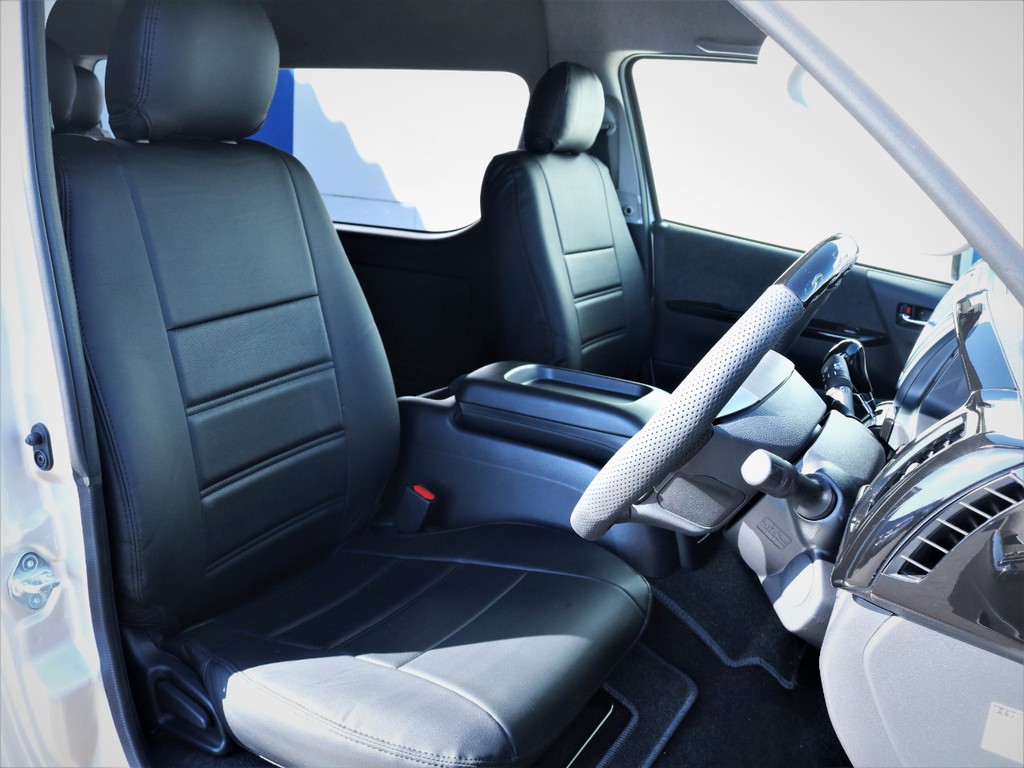 運転席シート、黒革調シートカバー付き！