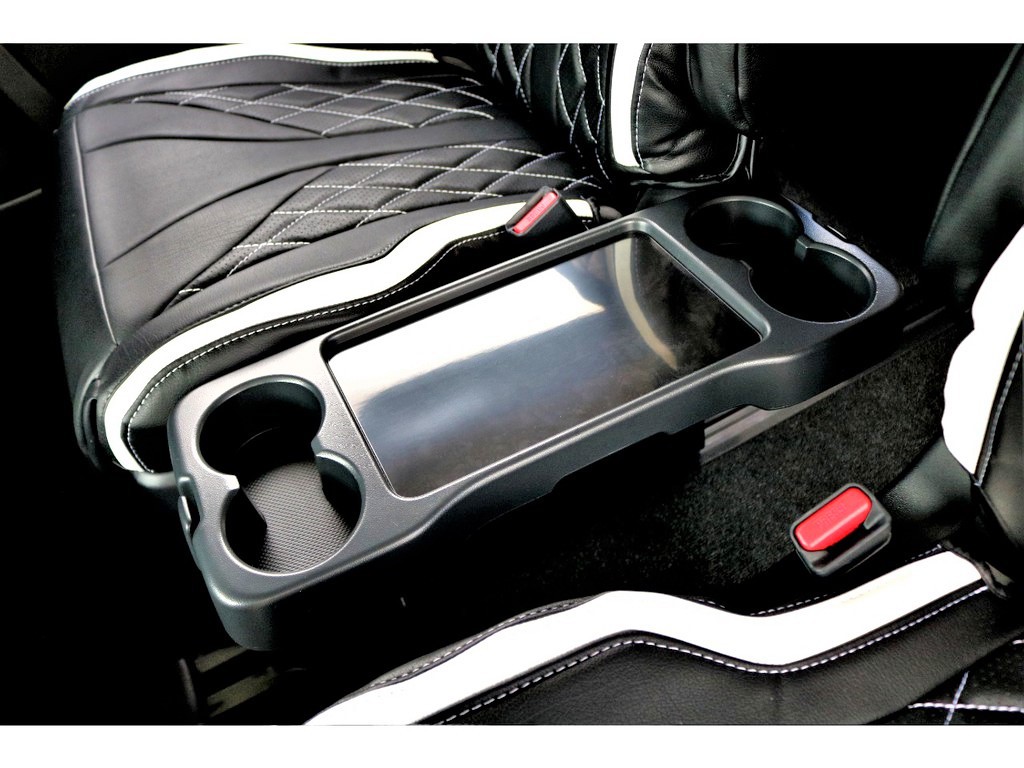 ２列目にはドリンクホルダーも完備！！