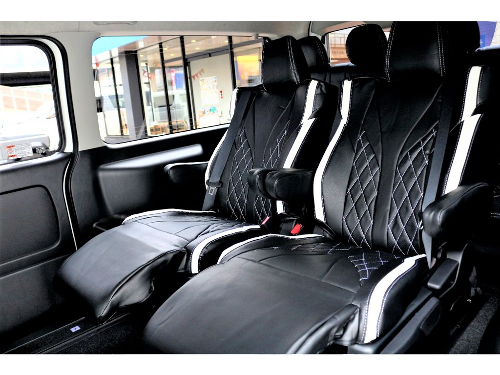 もちろん３列目も足が伸ばせます♪