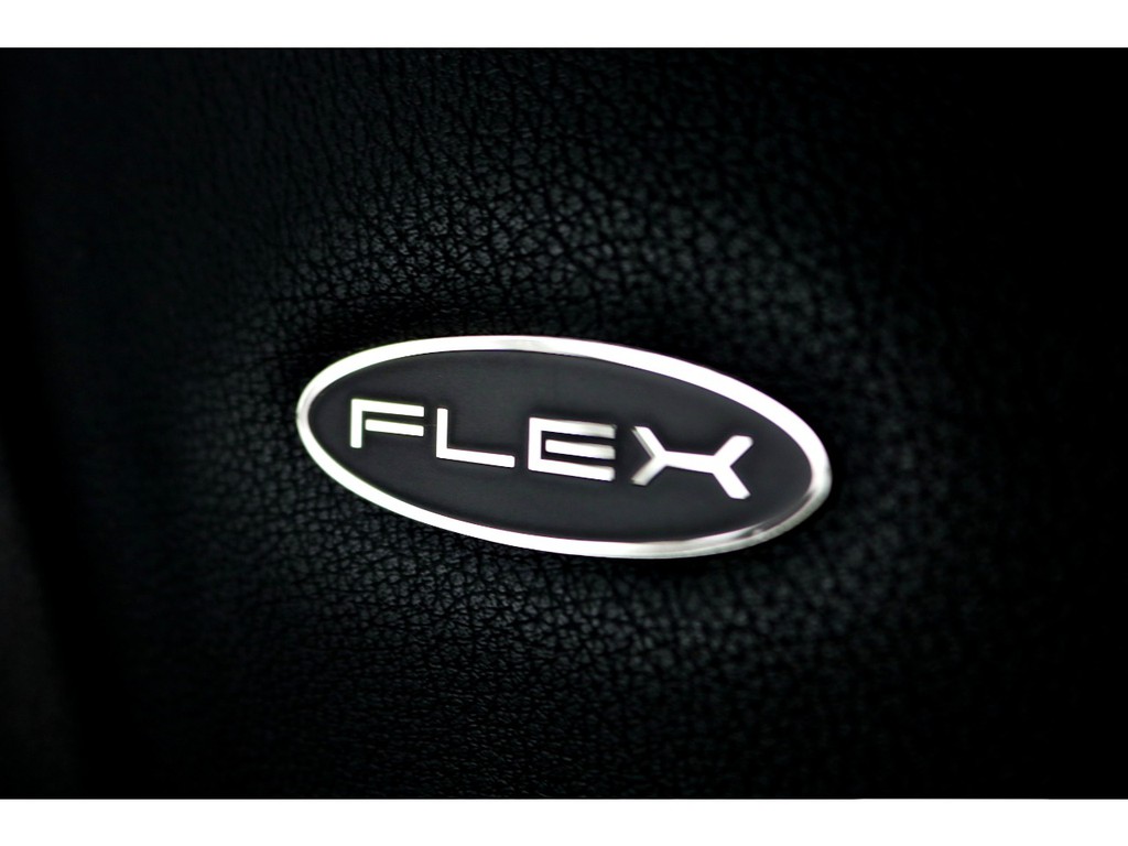 運転席シートの中央にはエンブレム入り！！