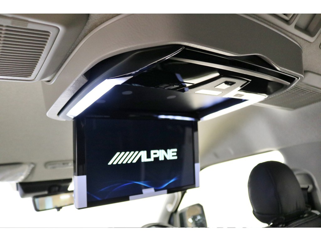 12.8インチ大型フリップダウンモニター搭載！フロントナビとのダブルゾーン対応！