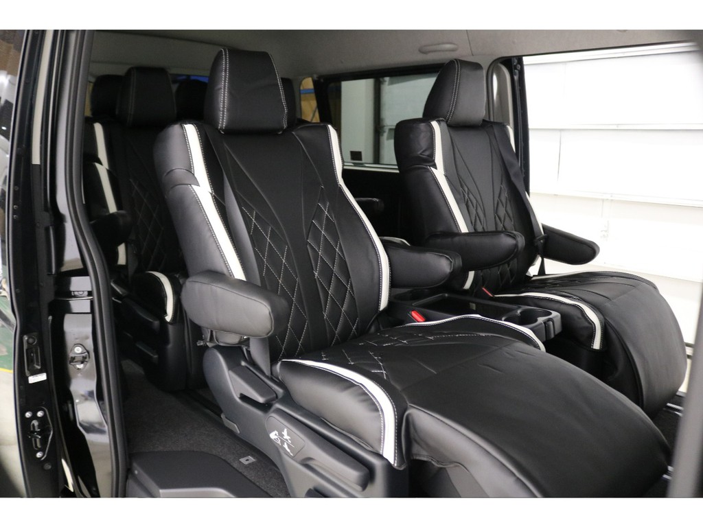 オットマン付きキャプテンシート4脚搭載！ワゴン唯一の両側スライドドア車両！