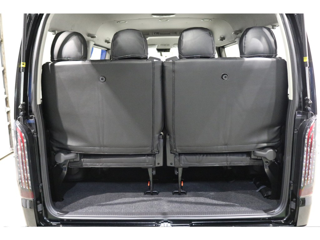 4列目は左右跳ね上げ式シートになります！